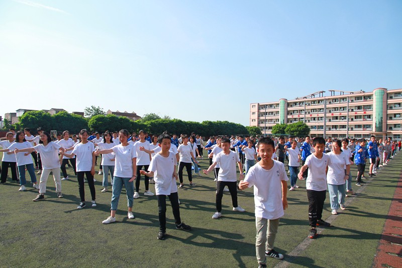 壯觀！三千多學(xué)生在江安中學(xué)運(yùn)動(dòng)場(chǎng)比賽打太極