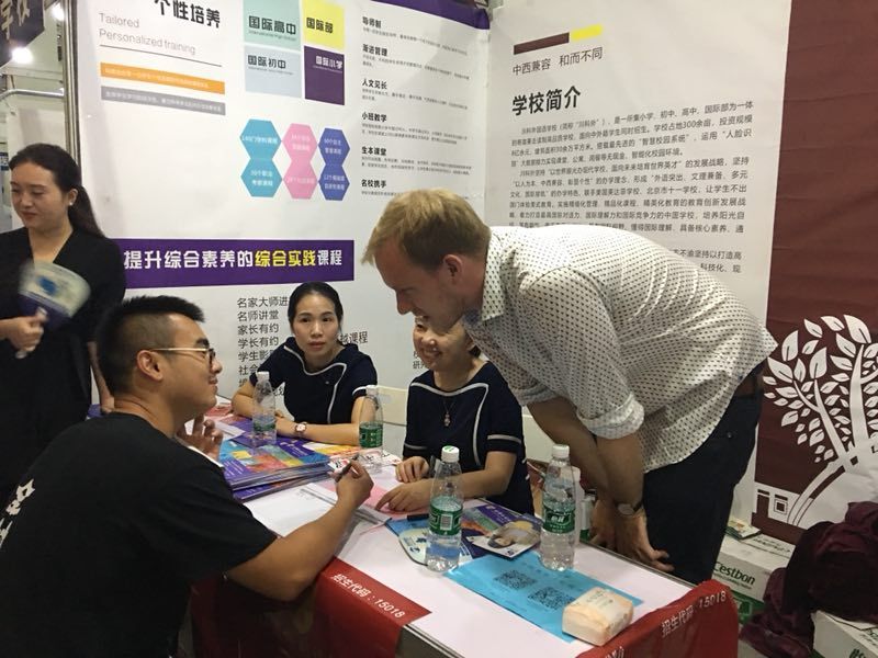 川科外國語學(xué)校，火熱報名咨詢中