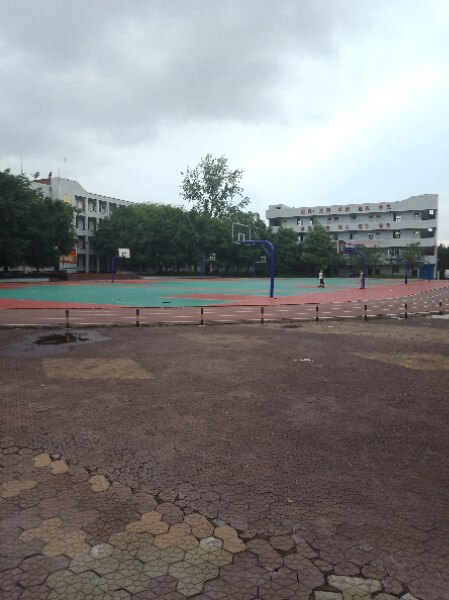 地處內(nèi)江市東興區(qū)郭北鎮(zhèn)。學(xué)校依山傍水，位于清流河畔，獅子山腳下。五十多年來，以其優(yōu)良的校風(fēng)、教風(fēng)、學(xué)風(fēng)、社會形象和獨特的辦學(xué)風(fēng)格，被評為“內(nèi)江市示范性高中”、“內(nèi)江市校風(fēng)示范?！?、“內(nèi)江市最佳文明單位”、“內(nèi)江市辦學(xué)水平督導(dǎo)評估優(yōu)秀學(xué)?！?、“內(nèi)江市體育傳統(tǒng)項目學(xué)校”、“內(nèi)江市德育工作先進學(xué)?！?、“內(nèi)江市和諧校園”。