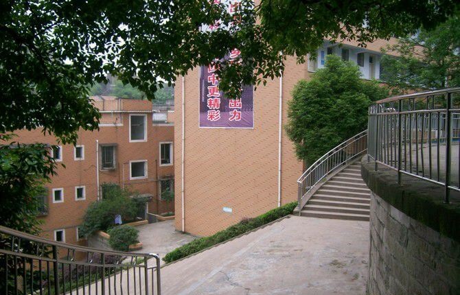江安縣第四中學的現(xiàn)任校長是誰？