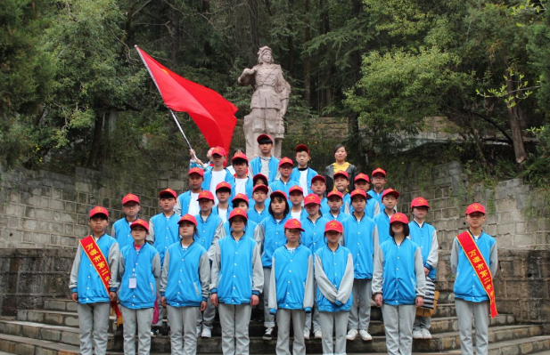萬(wàn)源二中開(kāi)展“我們的節(jié)日，清明祭英烈”活動(dòng)