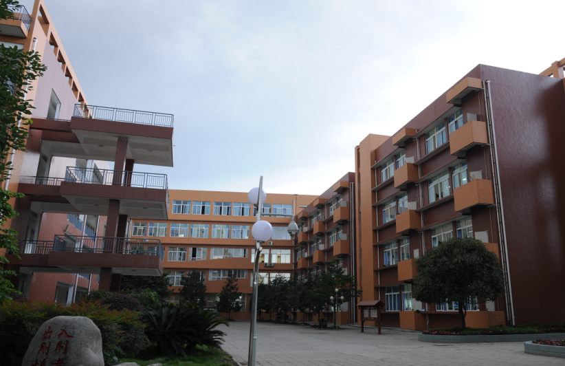 溫江中學校園環(huán)境怎么樣？