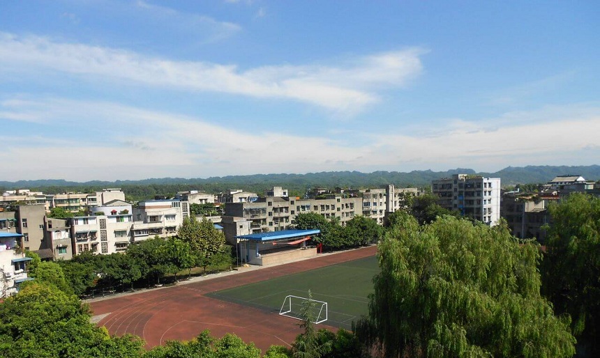 青神中學(xué)校園環(huán)境好不好？