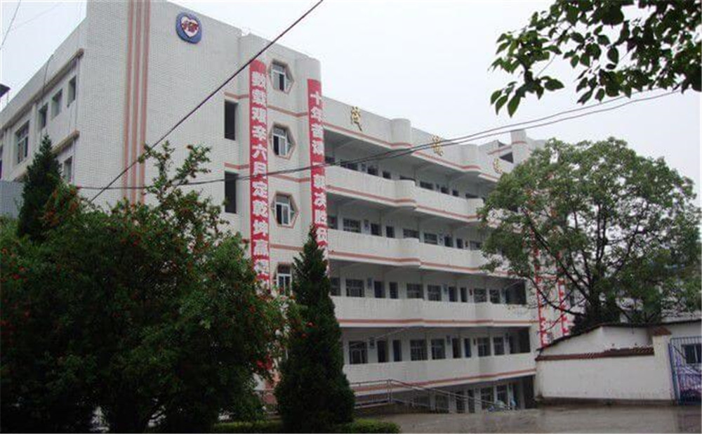 平昌中學學校詳細地址在什么地方？