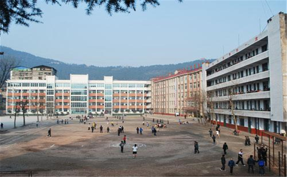 平昌縣第二中學(xué)學(xué)校環(huán)境怎么樣？