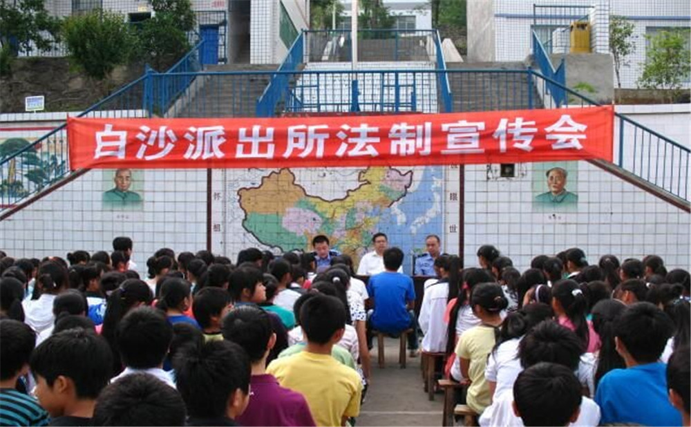 萬(wàn)源市第二中學(xué)是公辦高中？