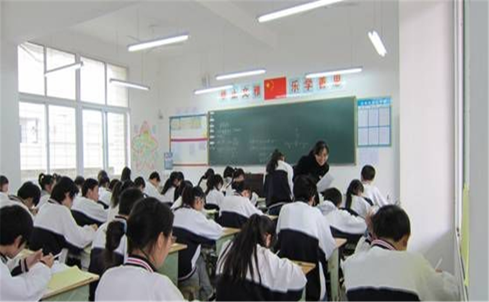 鼎山中學(xué)2020年中考錄取分?jǐn)?shù)線是多少分？