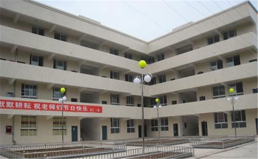 奇章中學(xué)學(xué)校環(huán)境如何？