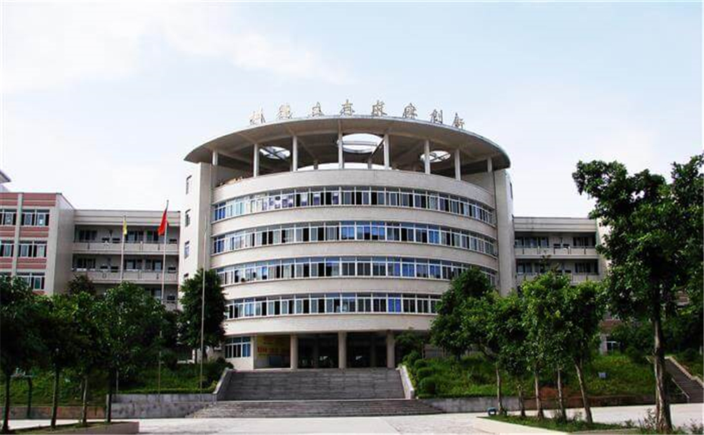 高坪中學(xué)學(xué)校環(huán)境怎么樣？