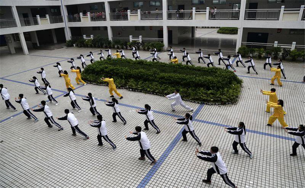 高坪中學(xué)2020年學(xué)校學(xué)費(fèi)多少錢一年？