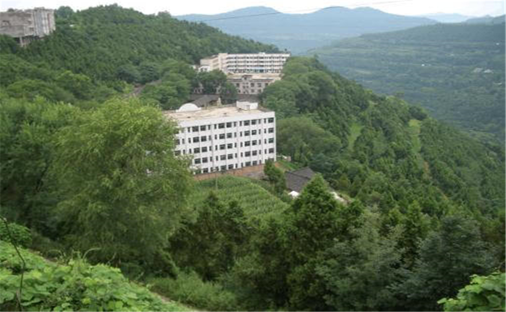 閬中市二龍中學(xué)學(xué)校詳細(xì)地址在什么地方？