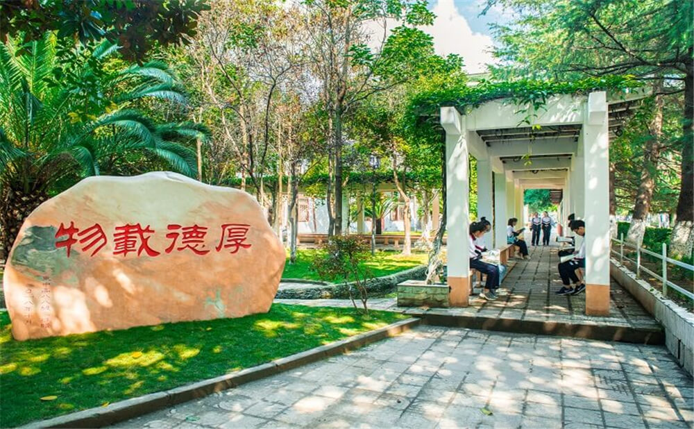 閬中東風中學學校環(huán)境怎么樣？