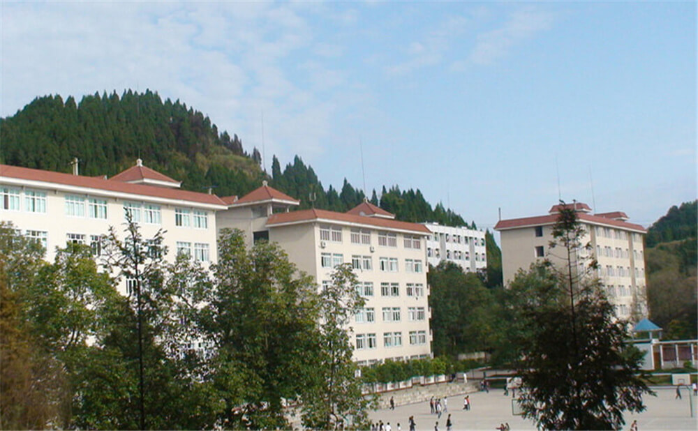建興中學(xué)學(xué)校環(huán)境怎么樣？