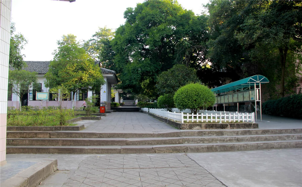 蓬安中學(xué)學(xué)校詳細(xì)地址在什么地方？