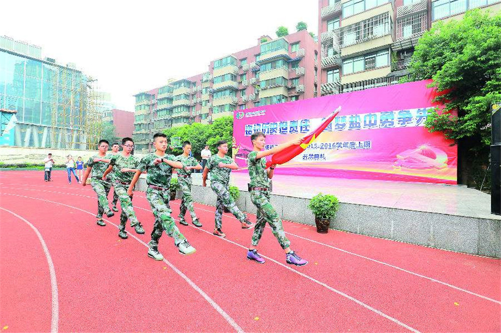 成都市鹽道街中學(xué)每年的學(xué)費(fèi)是多少？