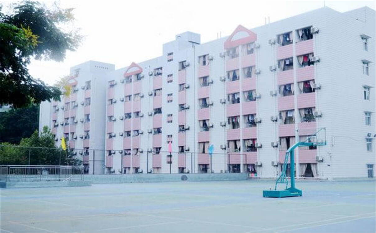 西南交通大學(xué)附屬中學(xué)每年的學(xué)費(fèi)多少錢(qián)？