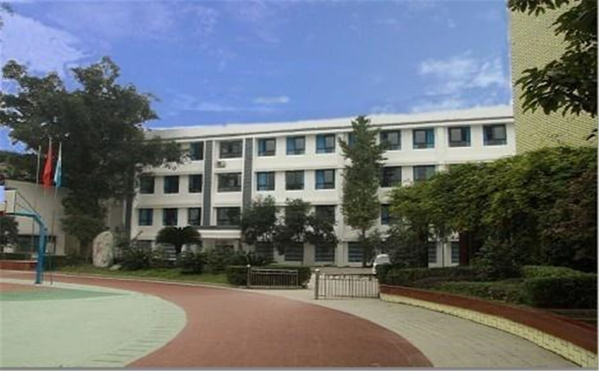成都市第三十三中學(xué)每年的學(xué)費(fèi)多少錢？