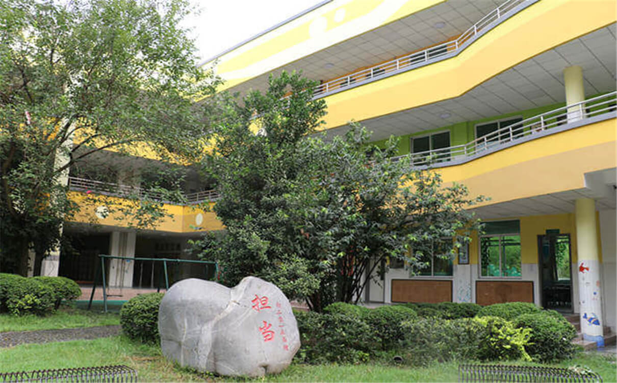 北大附中成都為明學(xué)校每年的學(xué)費(fèi)是多少錢？
