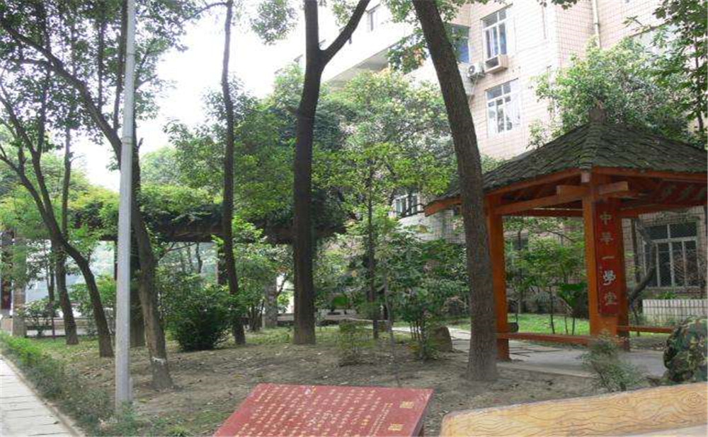 石室聯(lián)合中學(xué)蜀華分校外招生一年的學(xué)費是多少？