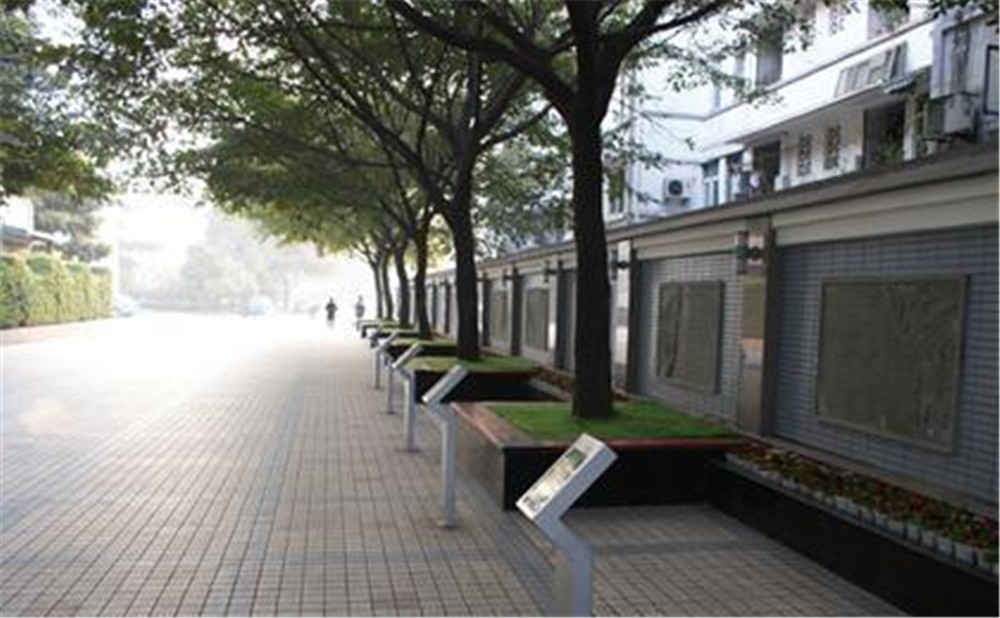 成都市田家炳中學(xué)外招生一年的學(xué)費是多少？