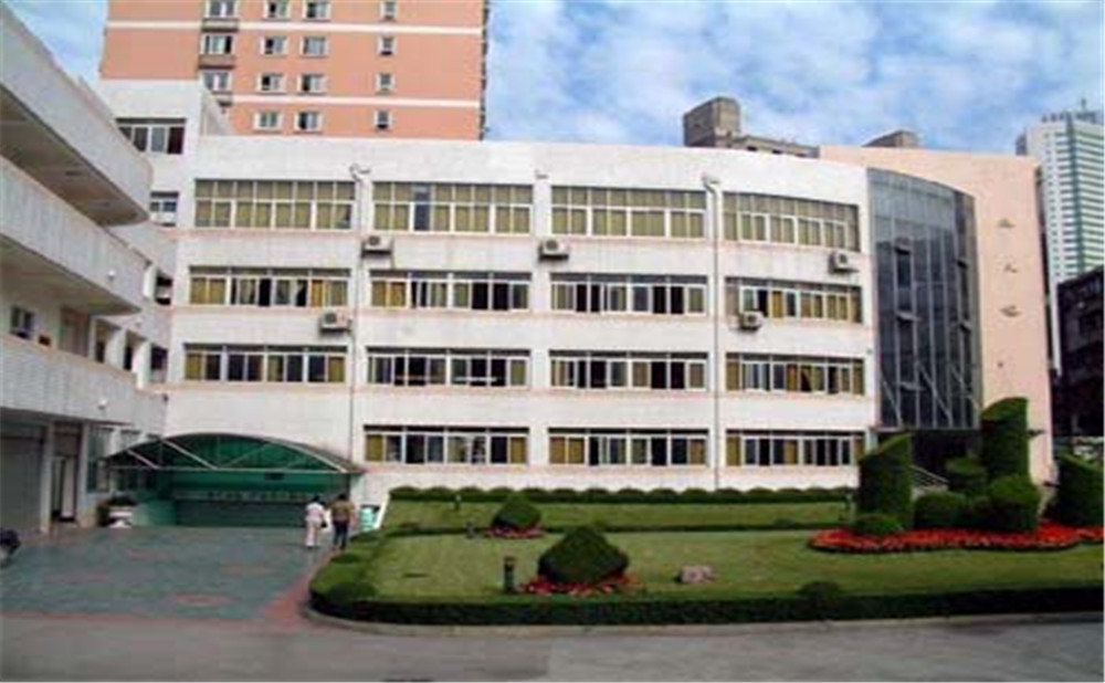 成都市鹽道街中學(xué)外招生一年的學(xué)費是多少？
