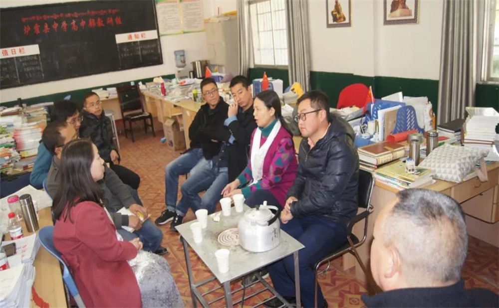 四川師范大學(xué)附屬中學(xué)外招生一年的學(xué)費(fèi)是多少？