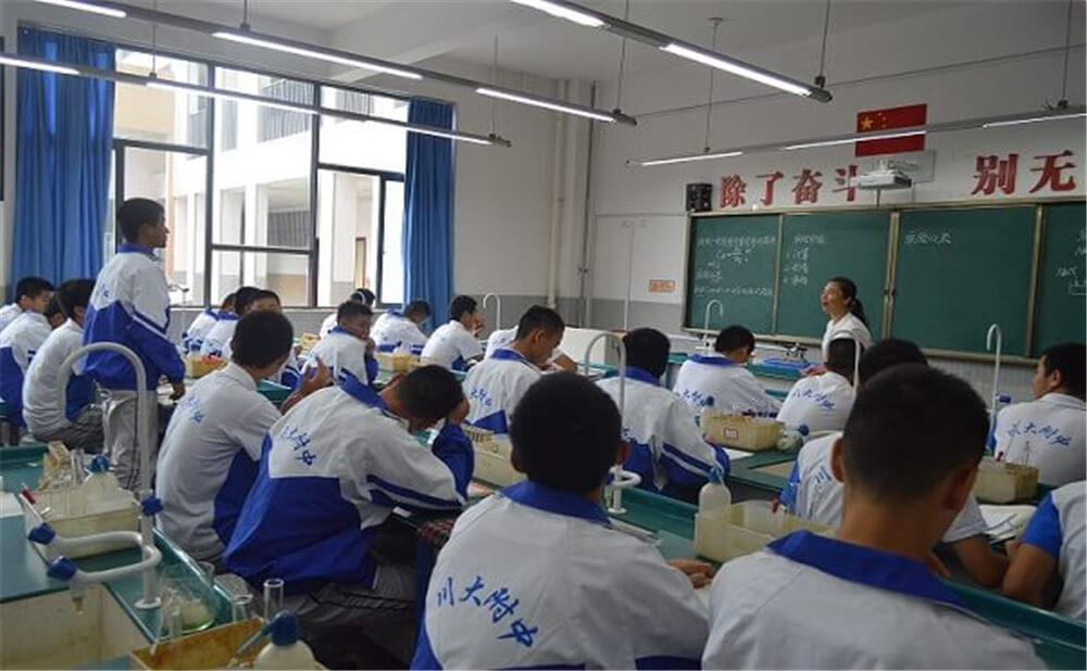 四川大學附屬中學外招生一年的學費是多少錢？