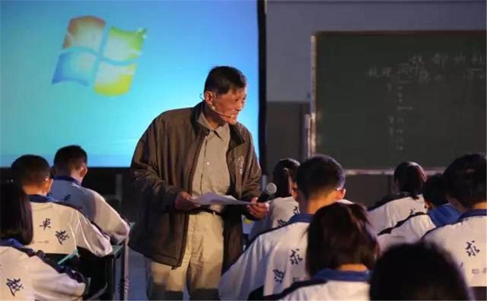 郫縣一中外招生一年的學(xué)費(fèi)是多少？