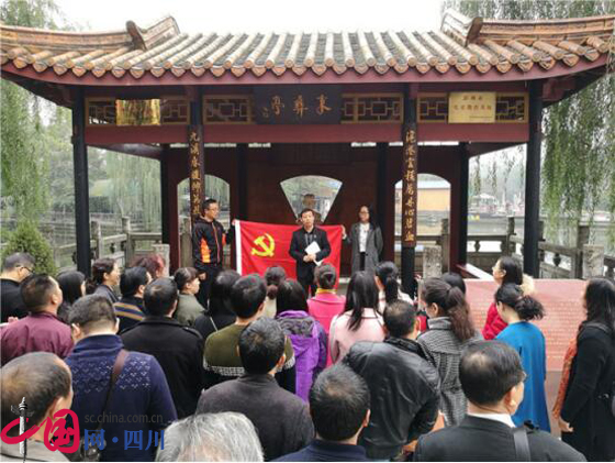 石室白馬中學(xué)一年的學(xué)費(fèi)是多少？