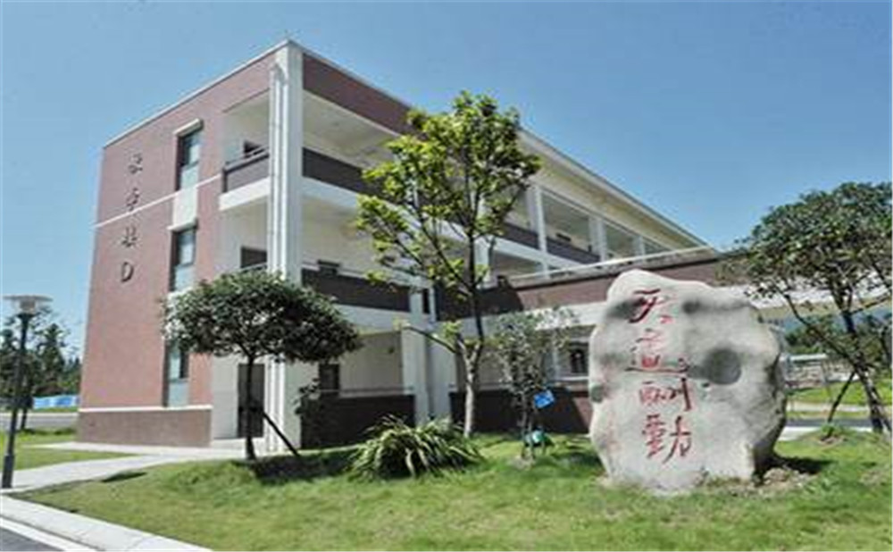 青城山高級(jí)中學(xué)去年的錄取分?jǐn)?shù)是多少？