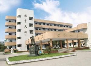 彭州中學(xué)一年的學(xué)費(fèi)是多少？