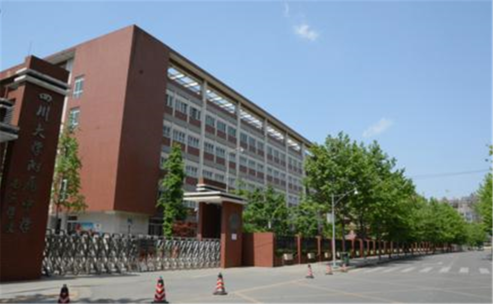 成都大學(xué)附屬中學(xué)近三年的錄取分?jǐn)?shù)是多少分？