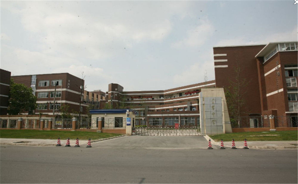 金牛中學(xué)的學(xué)費(fèi)是多少？