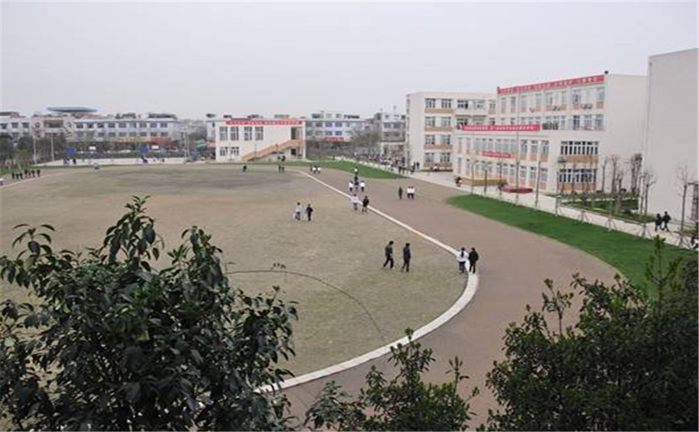 蜀城中學(xué)的學(xué)費是多少？