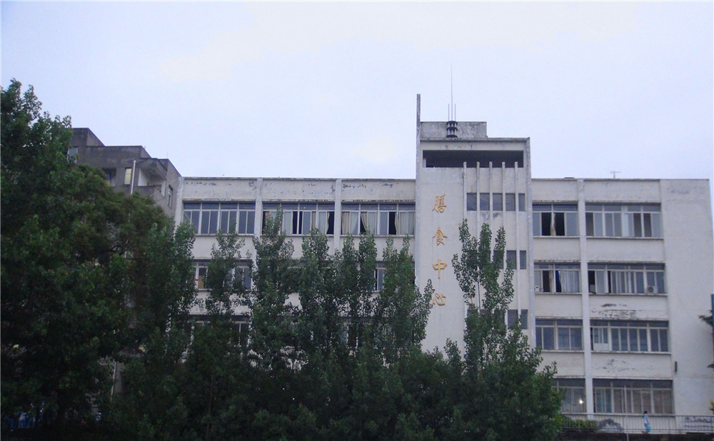 竹篙中學(xué)的學(xué)費(fèi)是多少？