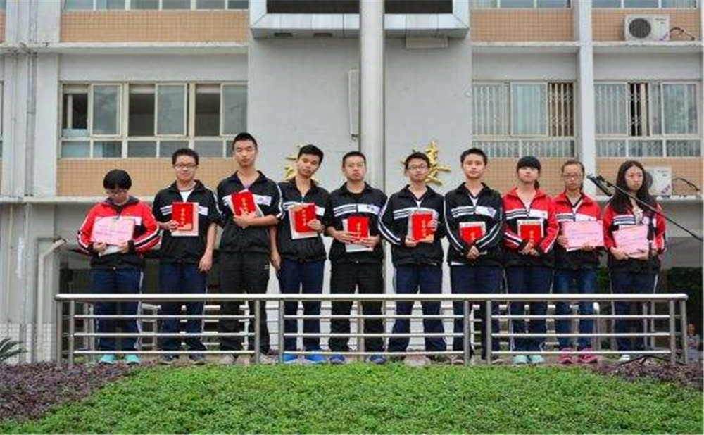 郫縣四中學(xué)費是多少？