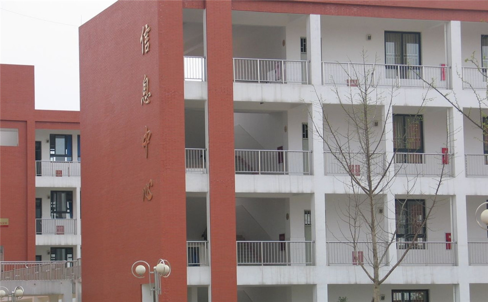 金堂中學(xué)的學(xué)費(fèi)是多少？