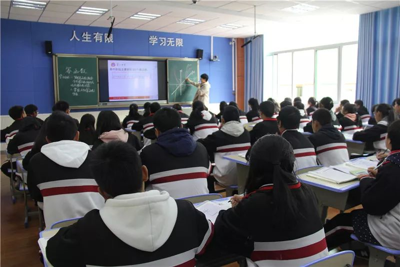蒲江中學(xué)的學(xué)費(fèi)是多少？