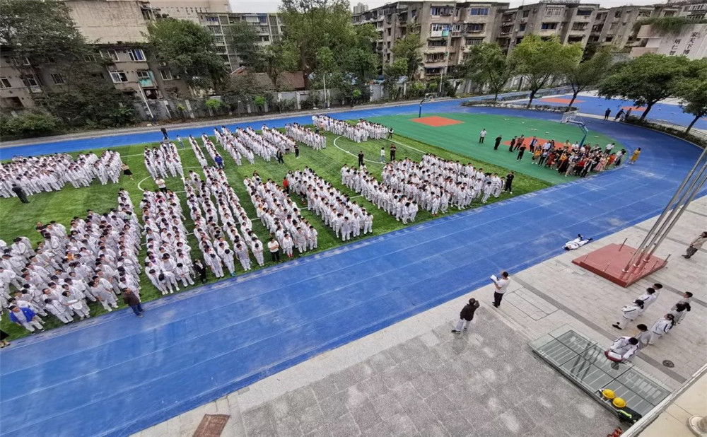 成都市田家炳中學(xué)一年學(xué)費(fèi)是多少？