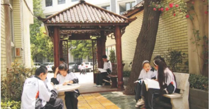 成都市第三十三中學(xué)的宿舍怎么樣？