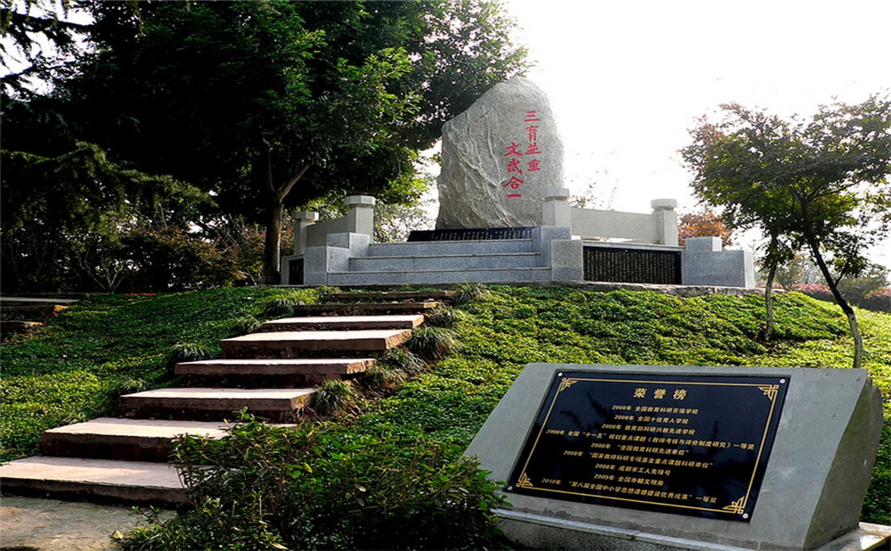 成都市龍泉中學(xué)的本科升學(xué)率是多少？