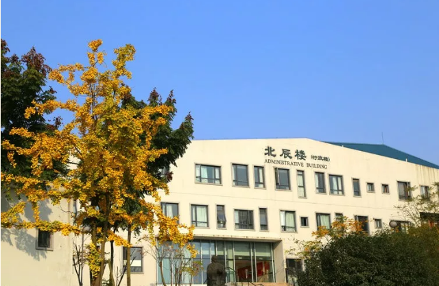 成都實(shí)驗外國語學(xué)校的錄取分?jǐn)?shù)線是多少？