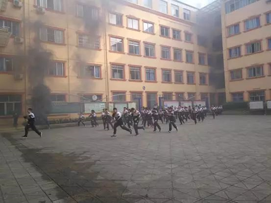 成都實驗外國語學校的宿舍怎么樣？