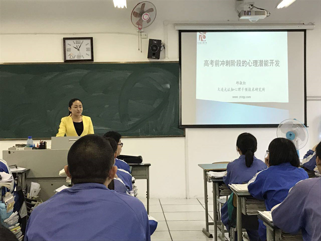 溫江中學(xué)高中一年的學(xué)費(fèi)是多少？