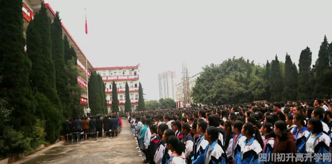 賈家中學(xué)高中一年的學(xué)費(fèi)是多少？"image.png"