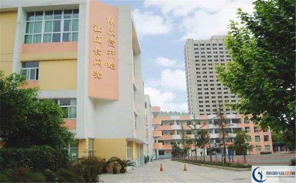 成都成飛中學(xué)高中本部的錄取分?jǐn)?shù)是多少？