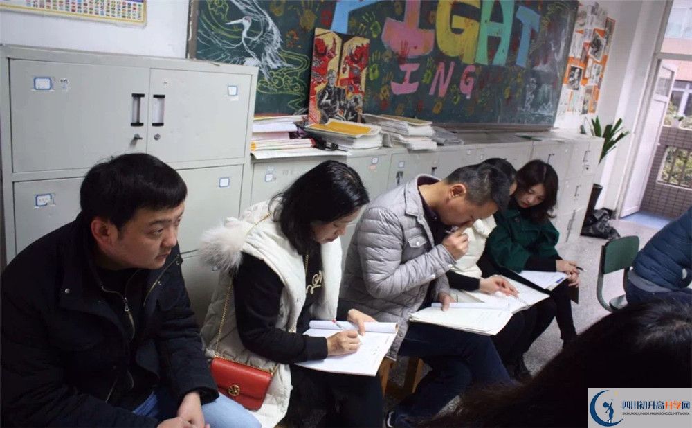 成都市鹽道街中學(xué)的學(xué)費(fèi)收費(fèi)標(biāo)準(zhǔn)是多少？