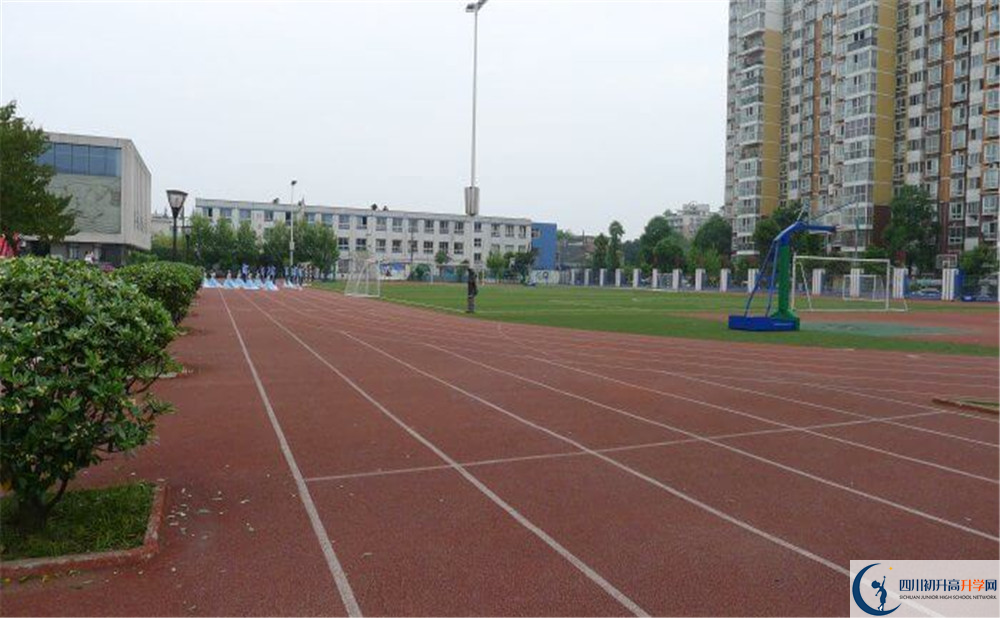 成都成飛中學(xué)的收費(fèi)標(biāo)準(zhǔn)是多少？