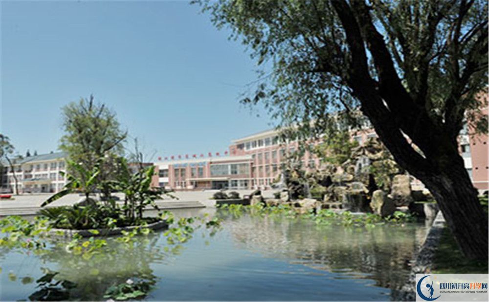 青城山高級(jí)中學(xué)的學(xué)費(fèi)收費(fèi)標(biāo)準(zhǔn)是多少？