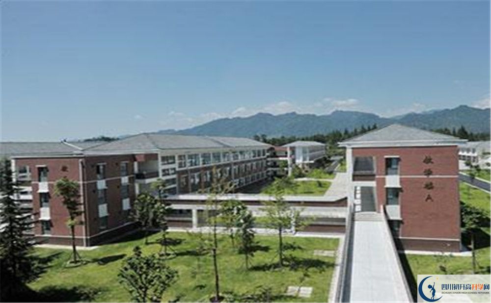 青城山高級(jí)中學(xué)是怎么樣的學(xué)校？